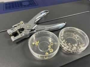 Установка люверсов на полиграфическую продукцию