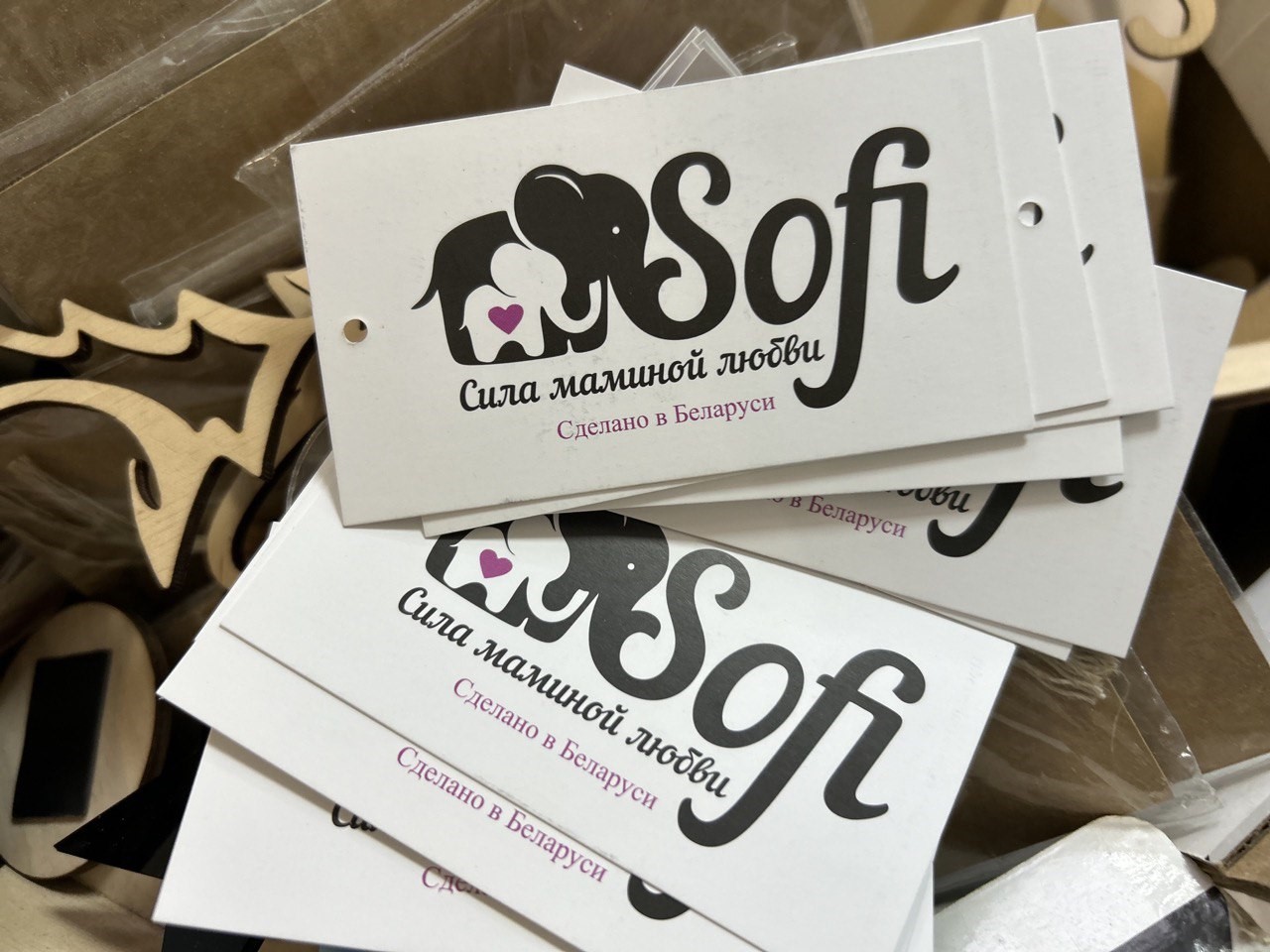 Картонные бирки с отверстиями на одежду изготовление. Заказать. Купить в Бресте. Беларусь. Дизайн. Доставка